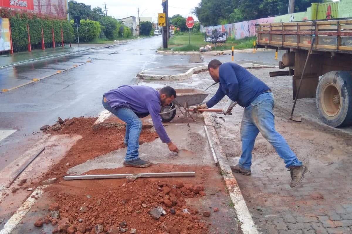 Rampa de acessibilidade é construída na QNJ 18, em Taguatinga