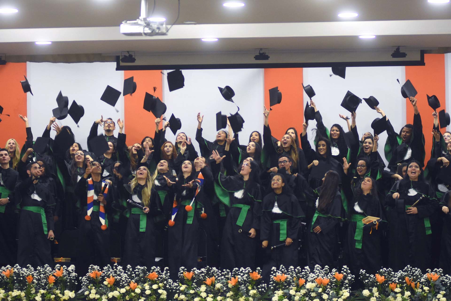 67 novos enfermeiros recebem diploma