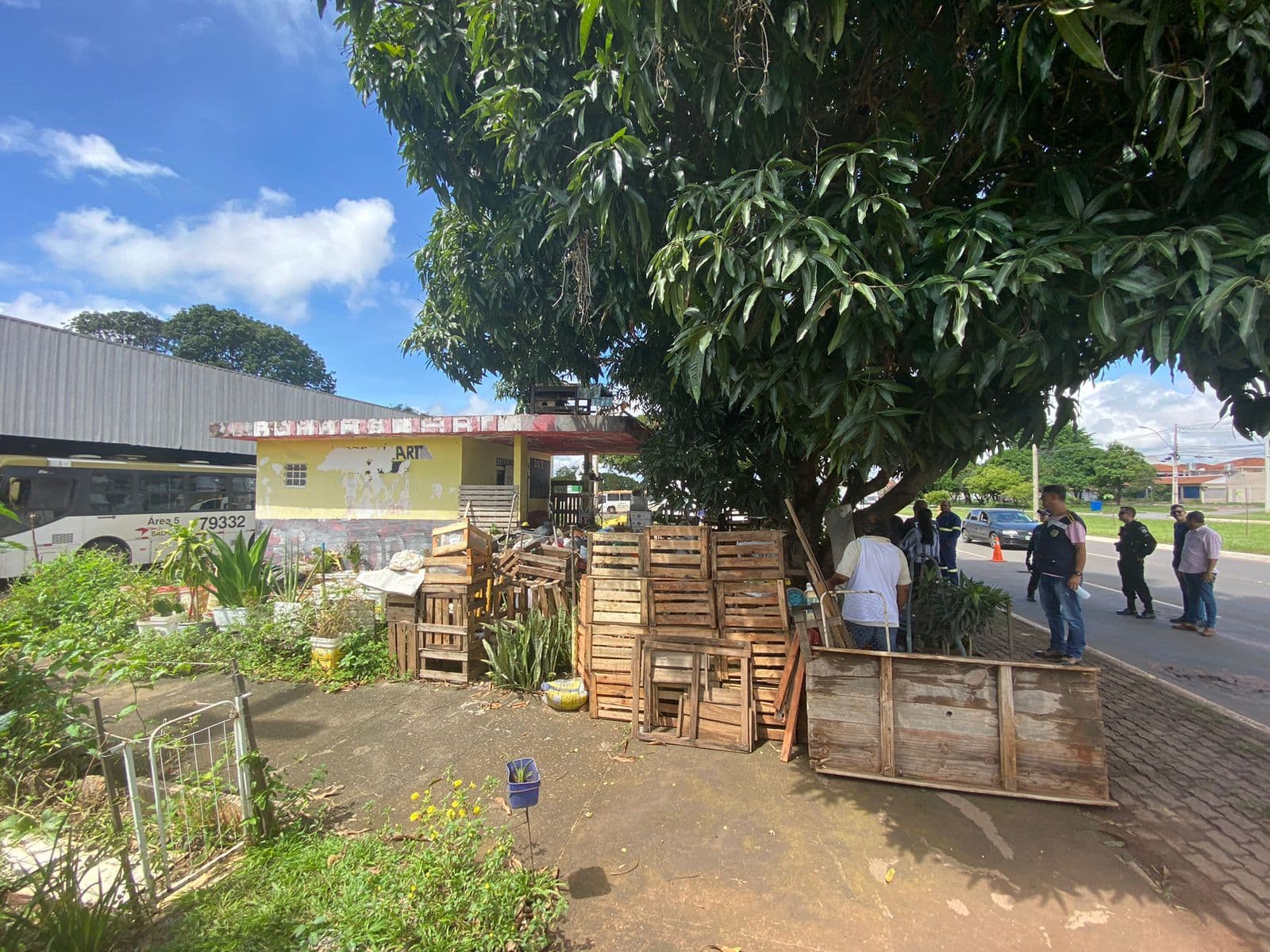 Quiosque é retirado de área pública perto do terminal rodoviário do Guará