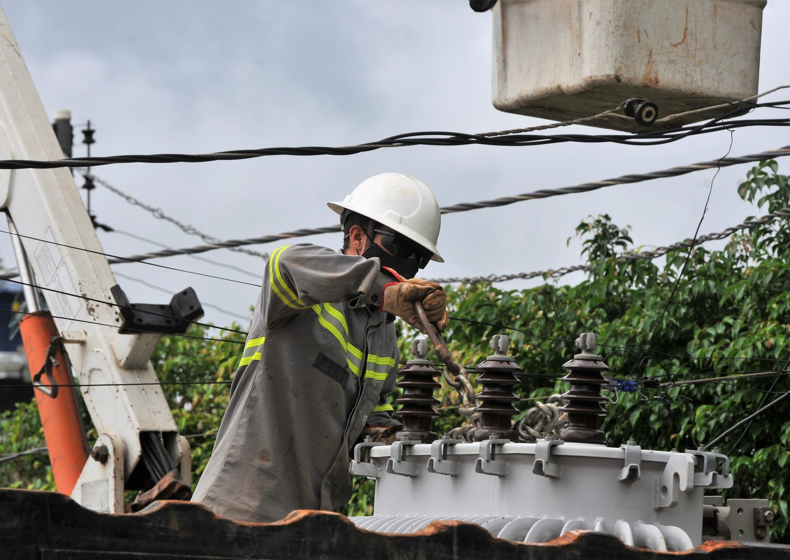 Serviço de construção de rede deixa áreas de três regiões sem energia