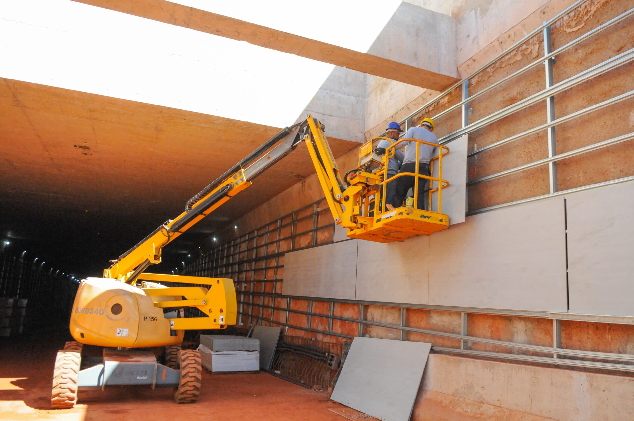 Instalação de placas cimentícias garante acabamento no Túnel de Taguatinga