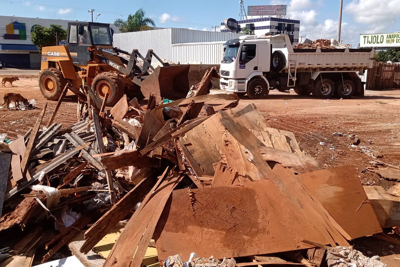 GDF Presente retira 40 toneladas de lixo da QNN 9, em Ceilândia