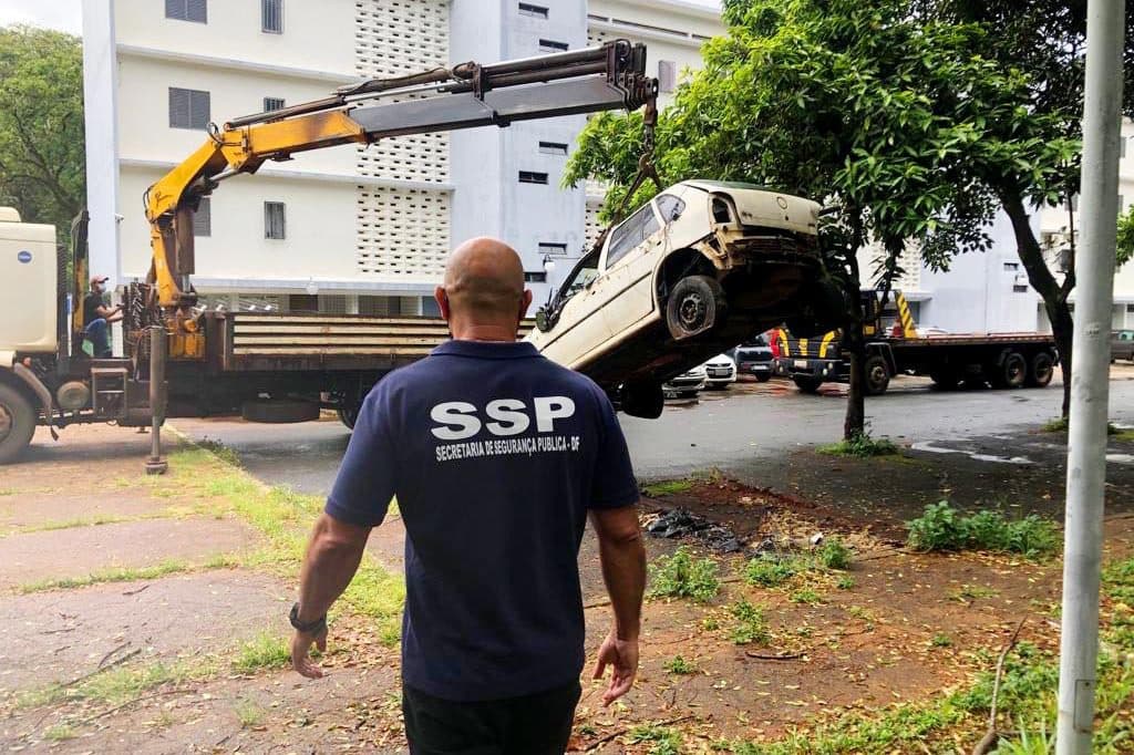 Veículos abandonados são retirados no Plano Piloto