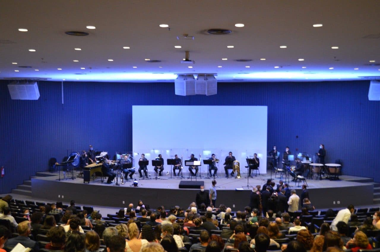 Orquestra ao vivo, em nova casa, emociona o público