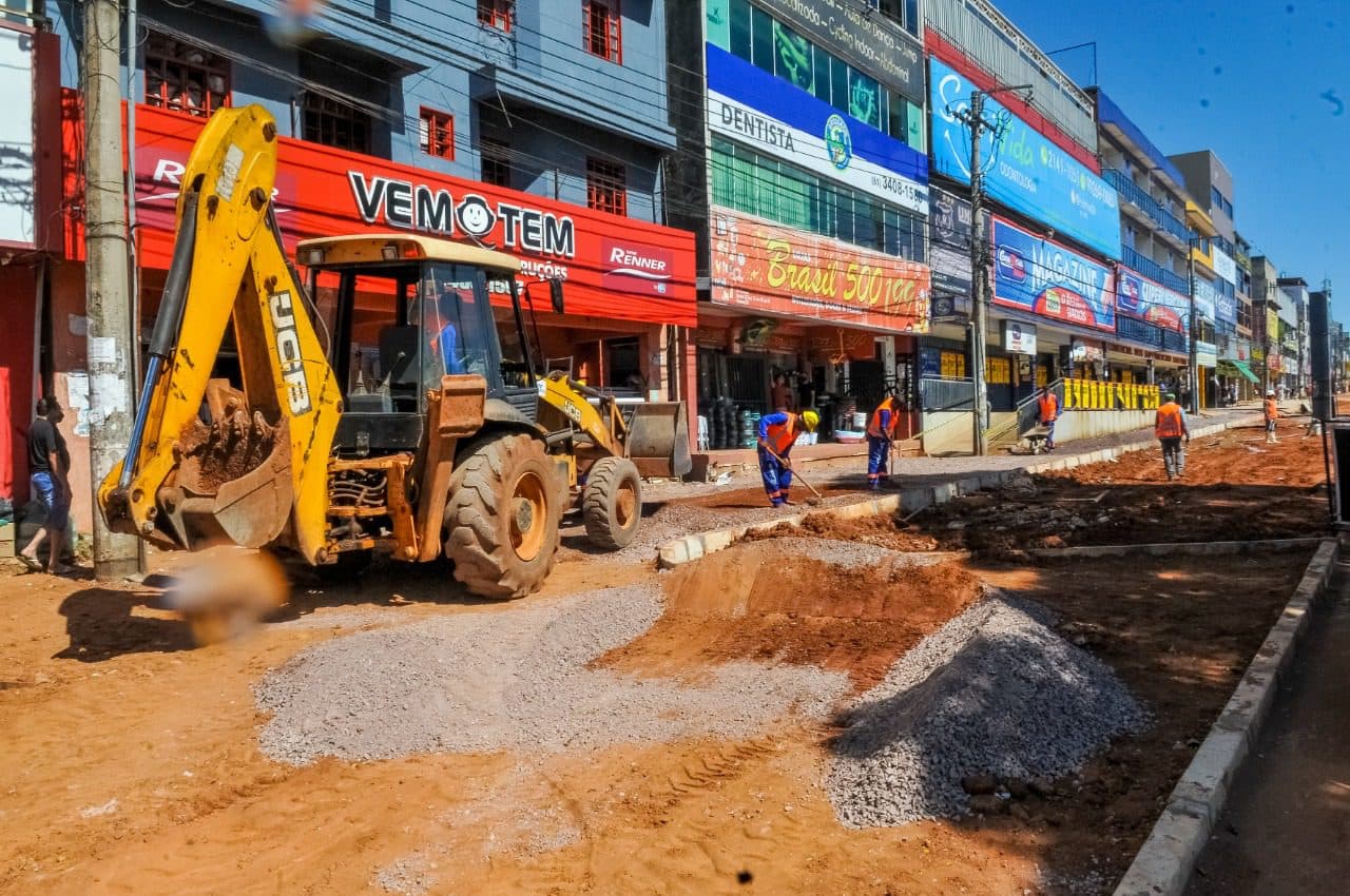 Obras continuam a todo vapor, mesmo no feriado
