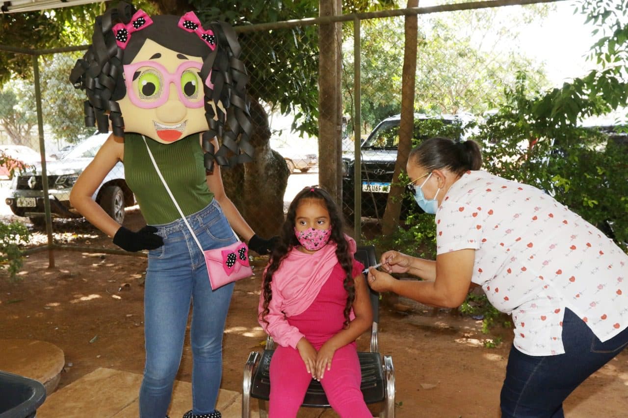 Crianças da área rural são vacinadas contra a covid-19 perto de casa