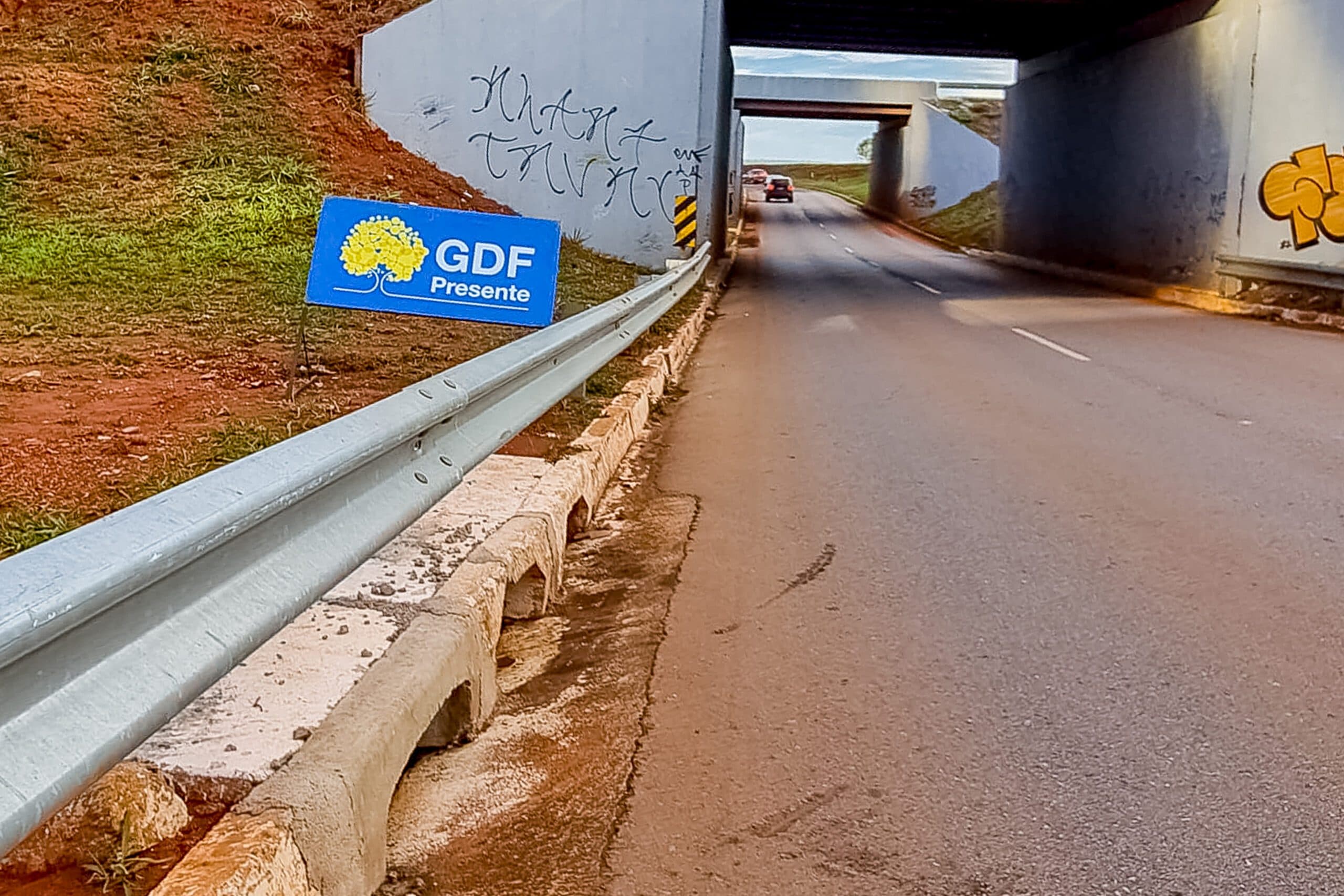 Bocas de lobo do viaduto da DF-400, na Saída Norte, são desobstruídas
