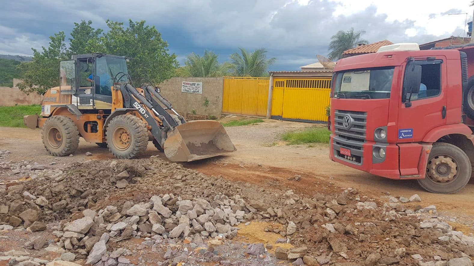 300 toneladas de pedras marroadas para recuperar via na Comunidade Bananal