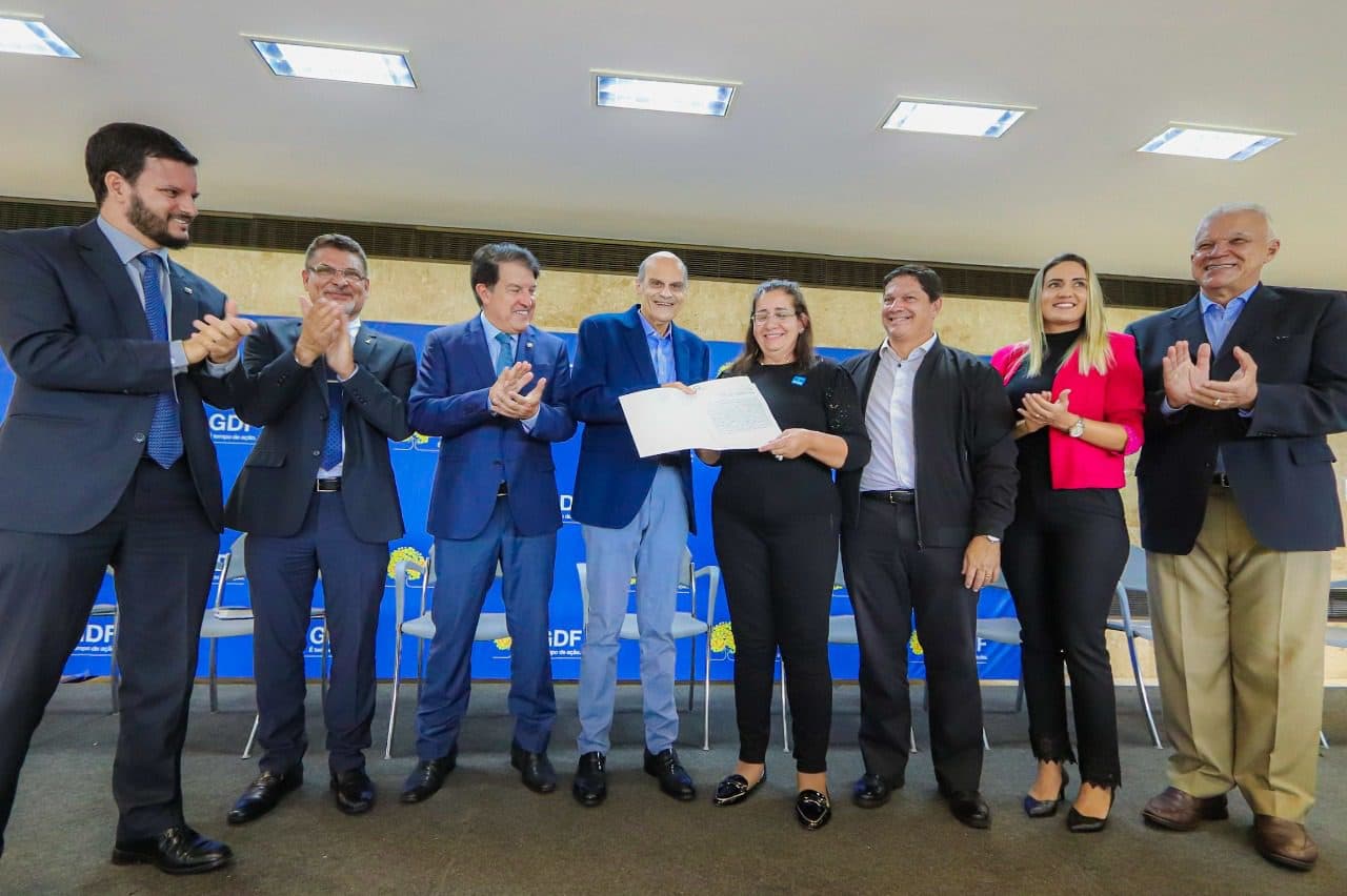 Empresários do Pró-DF e Desenvolve-DF recebem escrituras definitivas