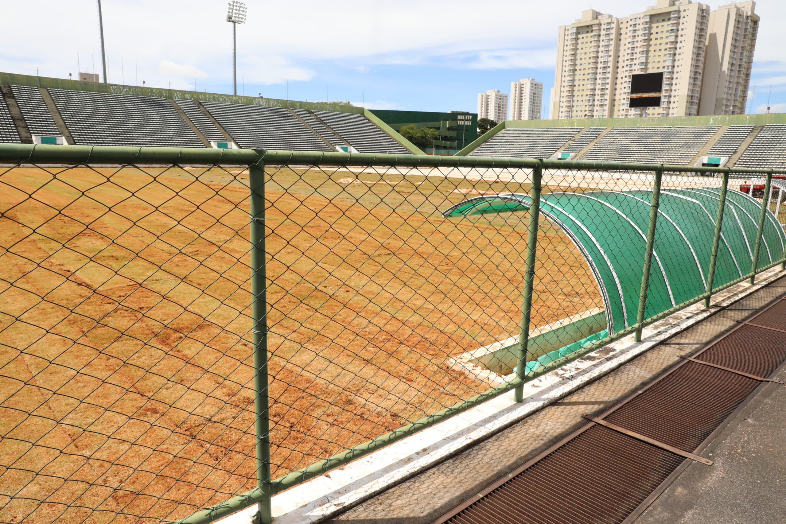 Começam os trabalhos de manutenção do alambrado do Estádio Bezerrão