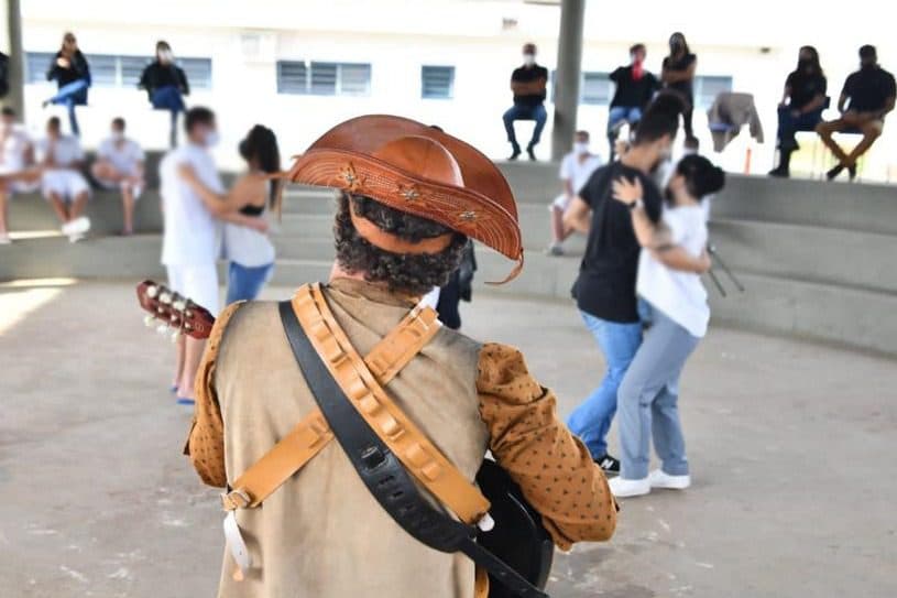 Artistas voluntários levam música e dança para socioeducandos