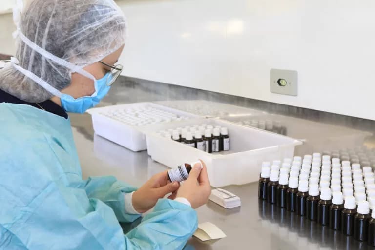 Novo fitoterápico produzido pela Farmácia Viva trata dor de garganta