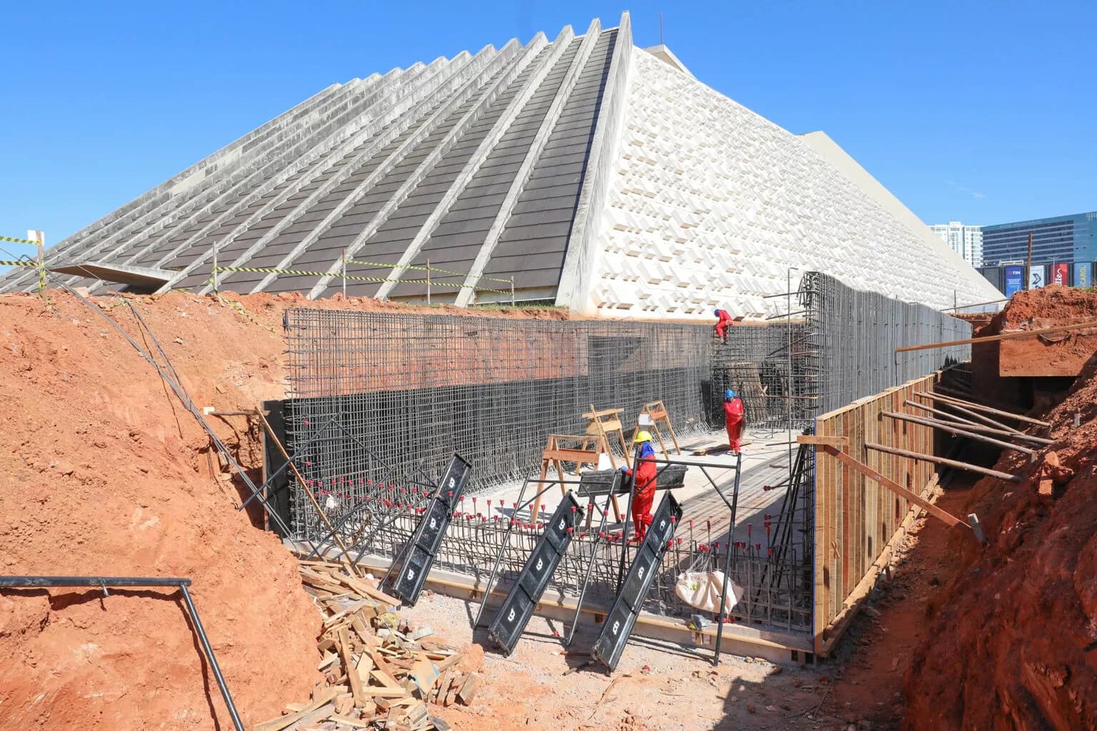 Reservatório de incêndio é construído na área externa do Teatro Nacional