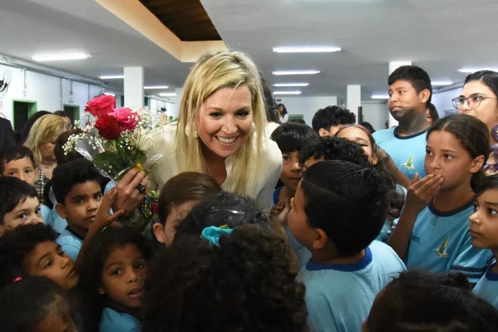 Escola apresenta projeto de educação financeira à rainha dos Países Baixos