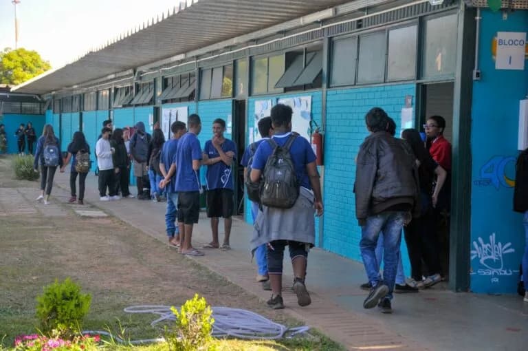 DF lidera percentual de estudantes que concluíram o ensino médio