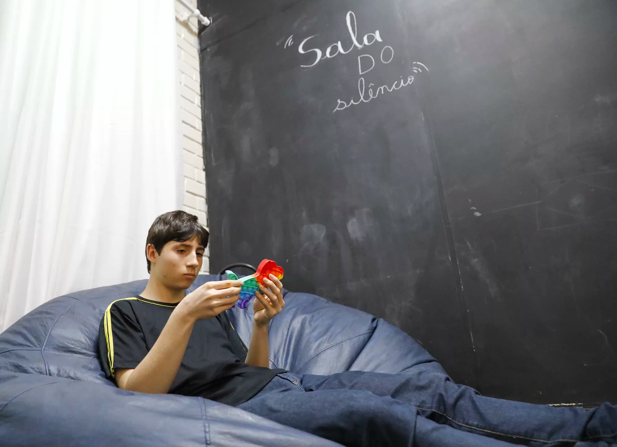 Sala do Silêncio acalma estudantes com autismo no CEF 102 Norte