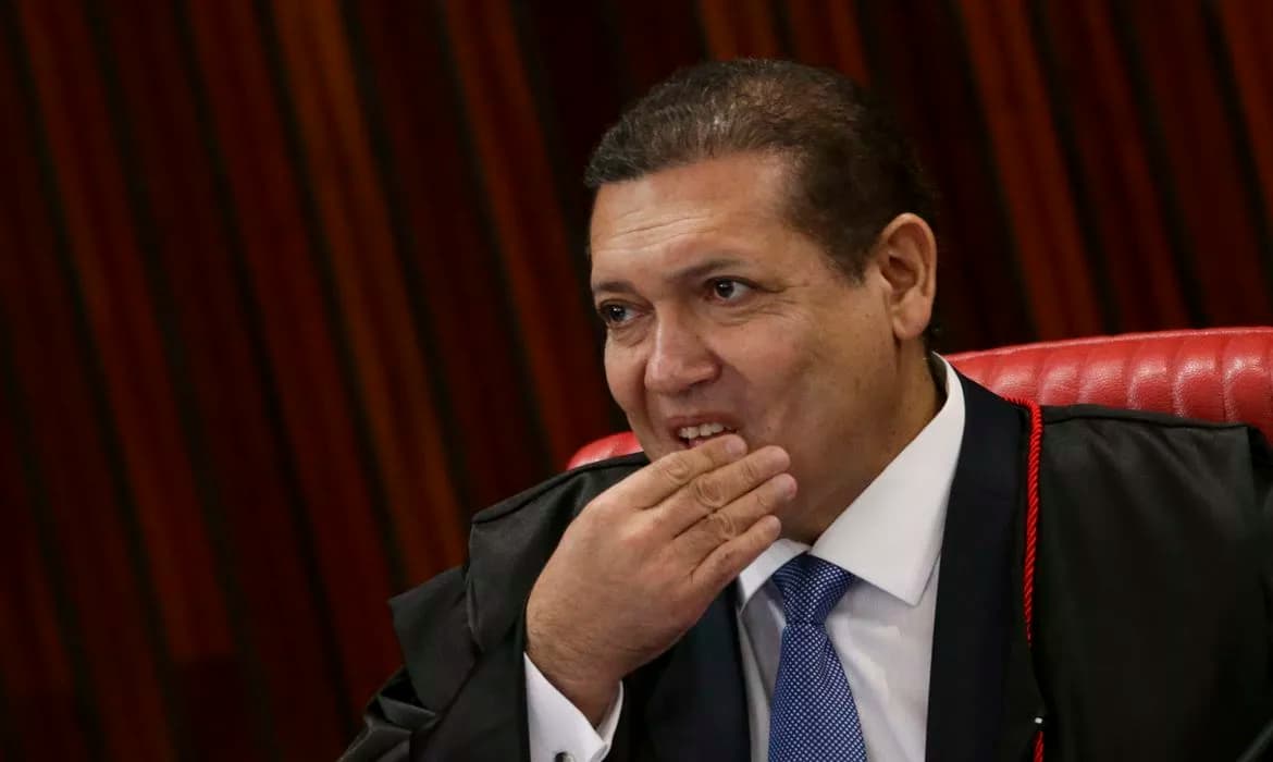 Nunes Marques vota contra condenação de Bolsonaro no TSE