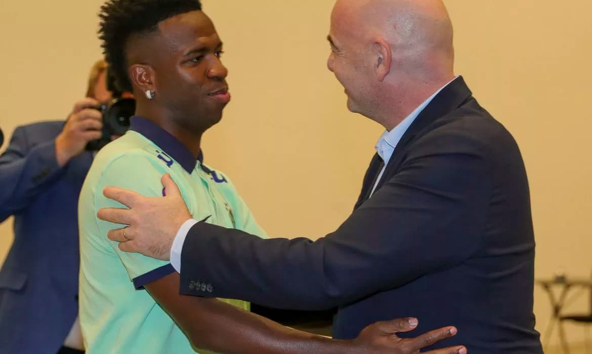 Vini Jr. comandará novo comitê antirracismo da Fifa, afirma Infantino