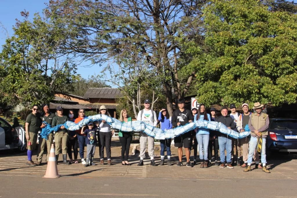 Zoo instala ecobarreira no Córrego Guará para contenção de lixo