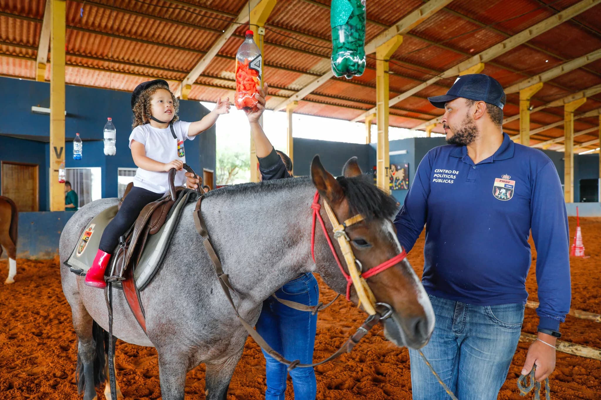 Com aulas gratuitas, equoterapia ofertada pela PM ajuda a mudar vidas