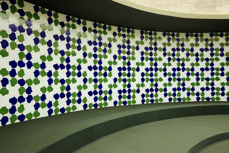 Nas galerias e a céu aberto, conheça a arte de Athos Bulcão em Brasília