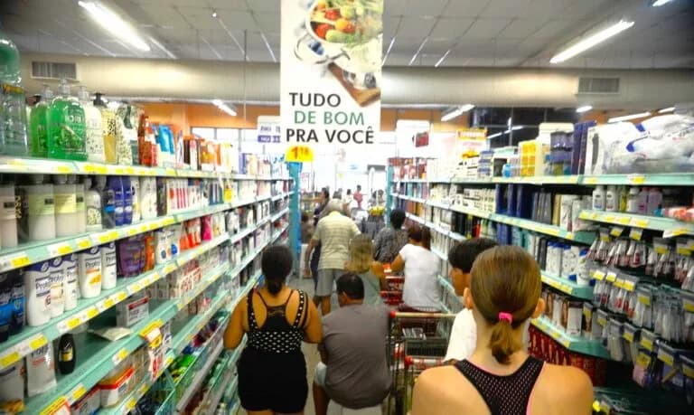 Setor de serviços impulsiona mais vagas no mercado de trabalho