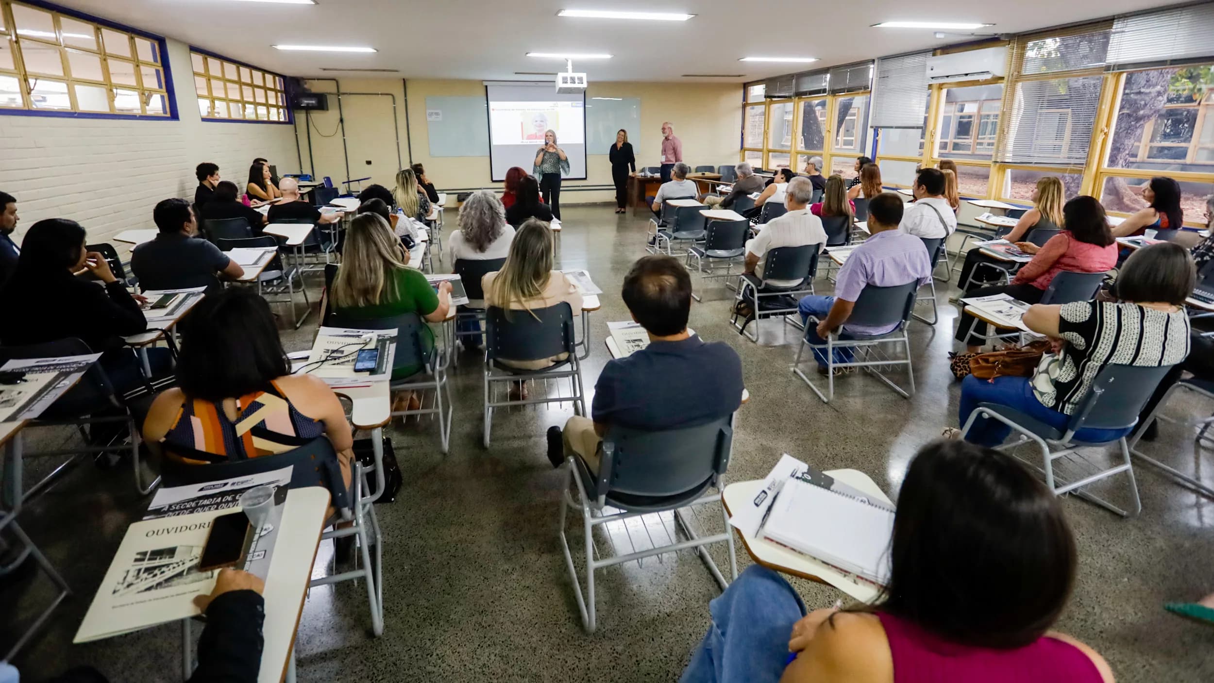 Comunicação com a sociedade é debatida por servidores da Educação