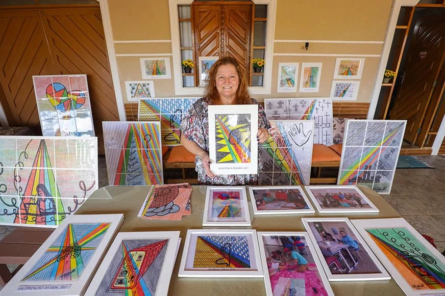 Professora da rede pública terá arte exposta em Paris
