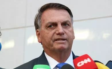 Bolsonaro silencia sobre joias ao depor à PF