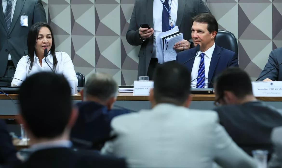 Presidente da CPMI descarta quebra de sigilo de Michele e Jair Bolsonaro