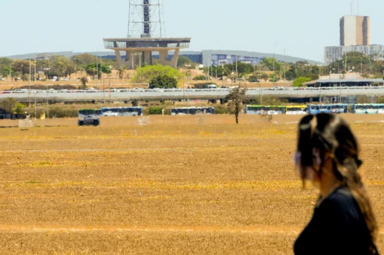 DF entra em alerta com onda de calor e população deve manter cuidados