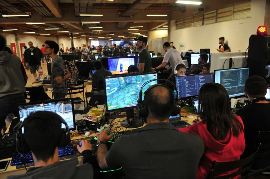 Feira gamer reúne apaixonados por tecnologia e cultura geek no DF