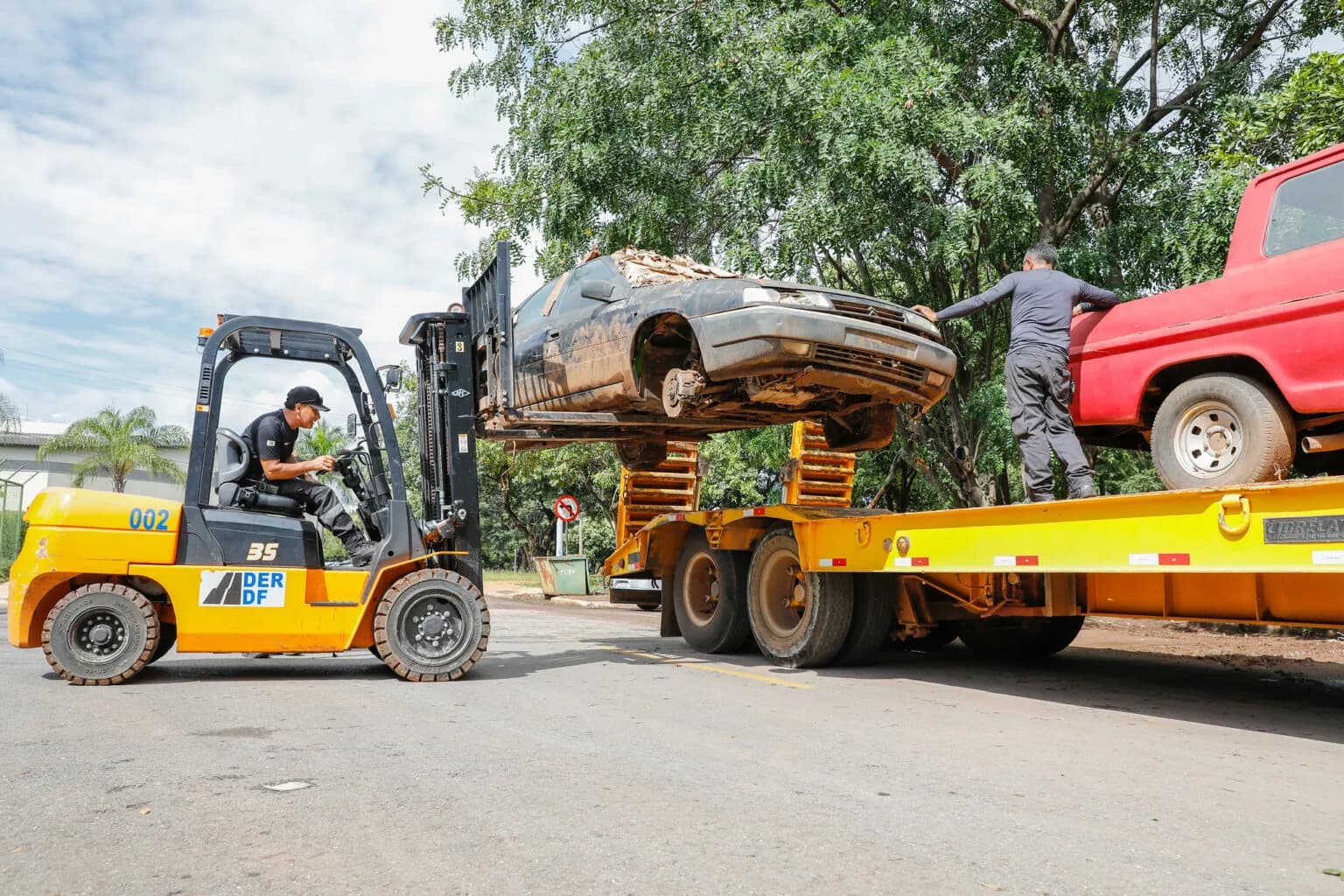 Mais de 870 veículos abandonados foram recolhidos das ruas do DF em 2023