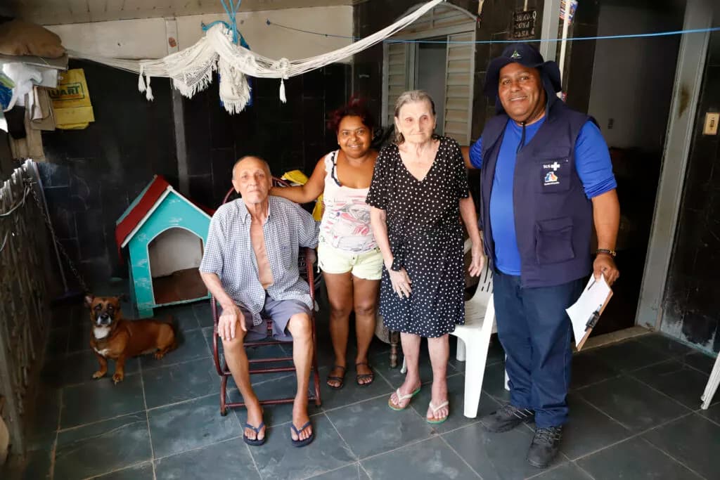 Agente comunitário é elo entre a população e os serviços de saúde