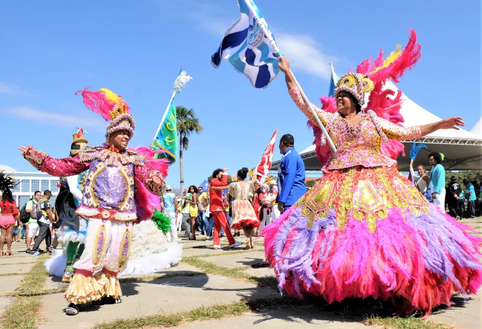 Carnaval terá apresentações de blocos e escolas de samba no mesmo período