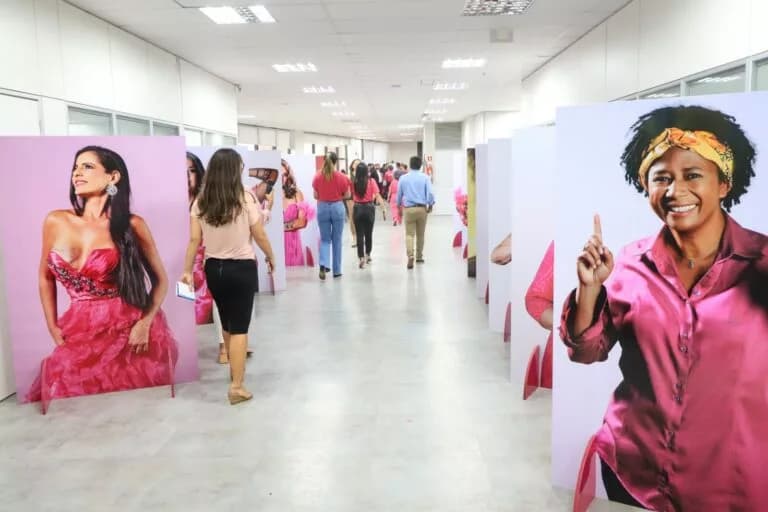 Exposição fotográfica celebra mulheres que enfrentaram o câncer de mama