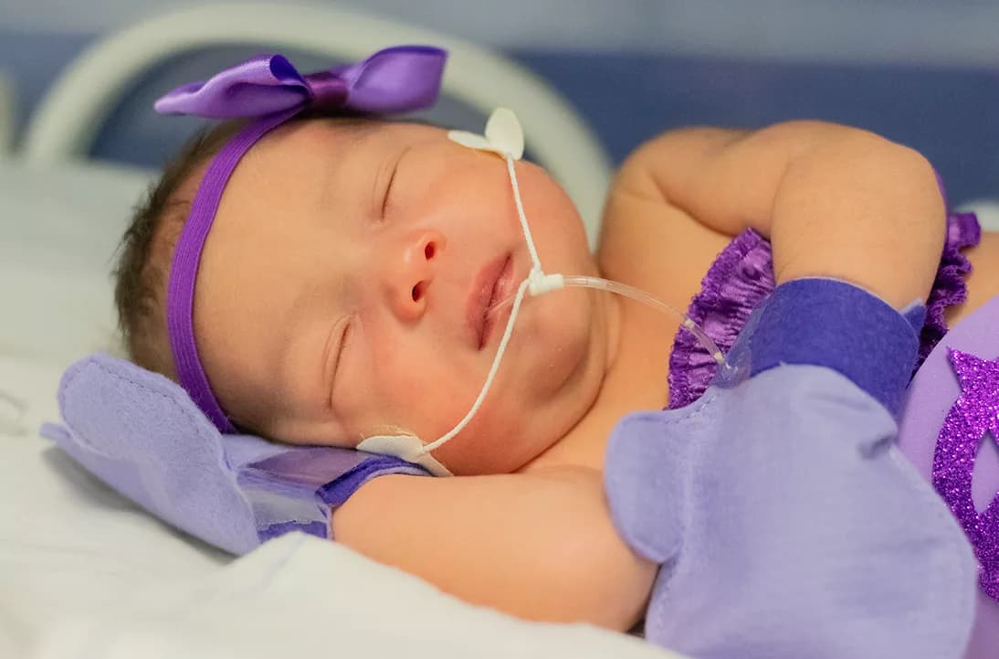 Ensaio fotográfico aproxima mães e bebês prematuros