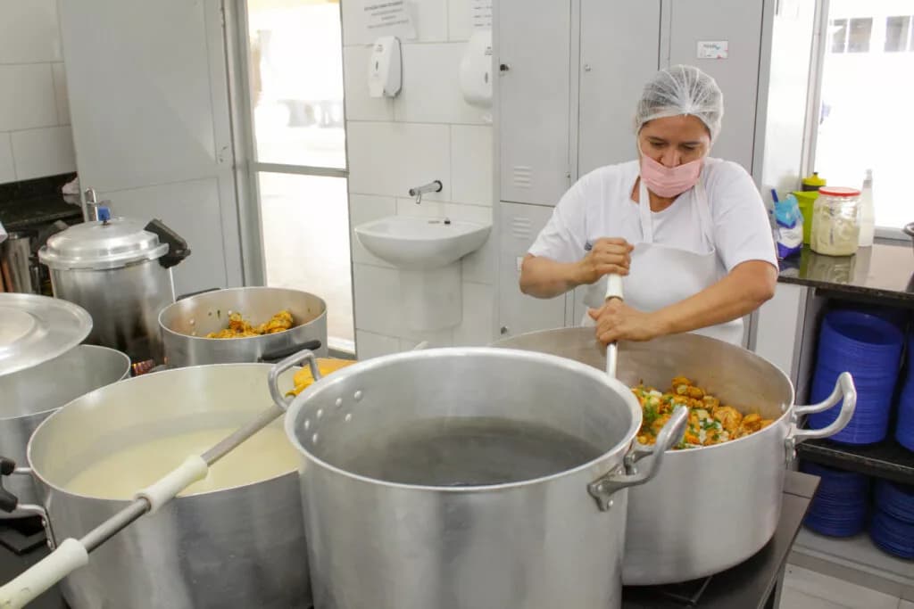 Semana começa com 240 vagas de trabalho; salários vão a mais de R$ 2,3 mil