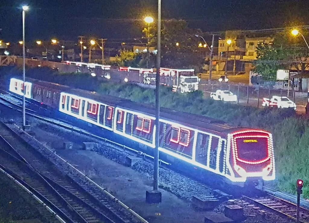 Trem natalino atrai a atenção de crianças e adultos em estações do Metrô-DF