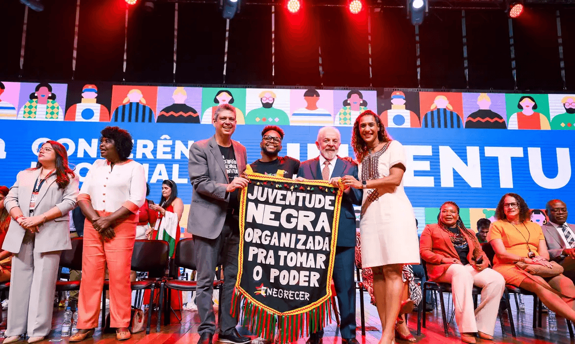 Lula pede jovens politizados e diálogo com quem pensa diferente