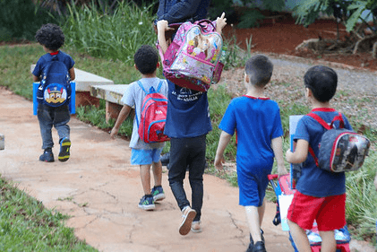 Pais devem ficar atentos ao peso na mochila dos estudantes