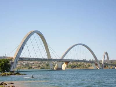 Ponte JK tem uma faixa interditada para reparos