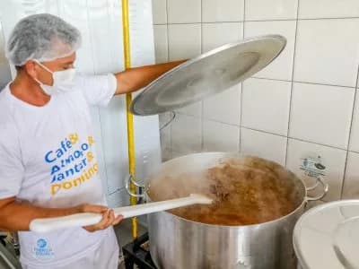 Vagas para auxiliar de cozinha em destaque no início da semana