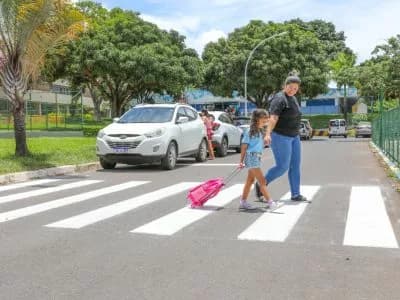 Ação educativa comemora 27 anos de criação da faixa de pedestre no Distrito Federal
