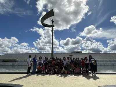 Crianças conhecem pontos turísticos e aprendem sobre história da capital