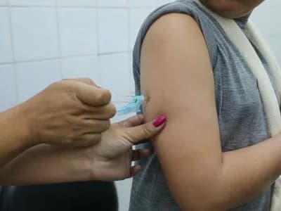 Vacinação contra dengue volta a focar público de 10 a 14 anos