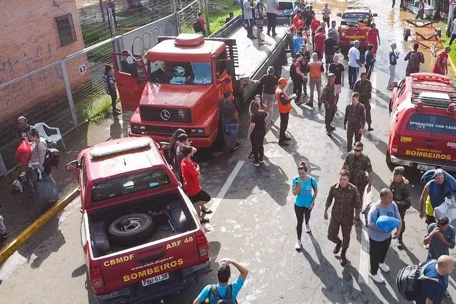 Bombeiros do DF trabalham na busca por desaparecidos no Rio Grande do Sul