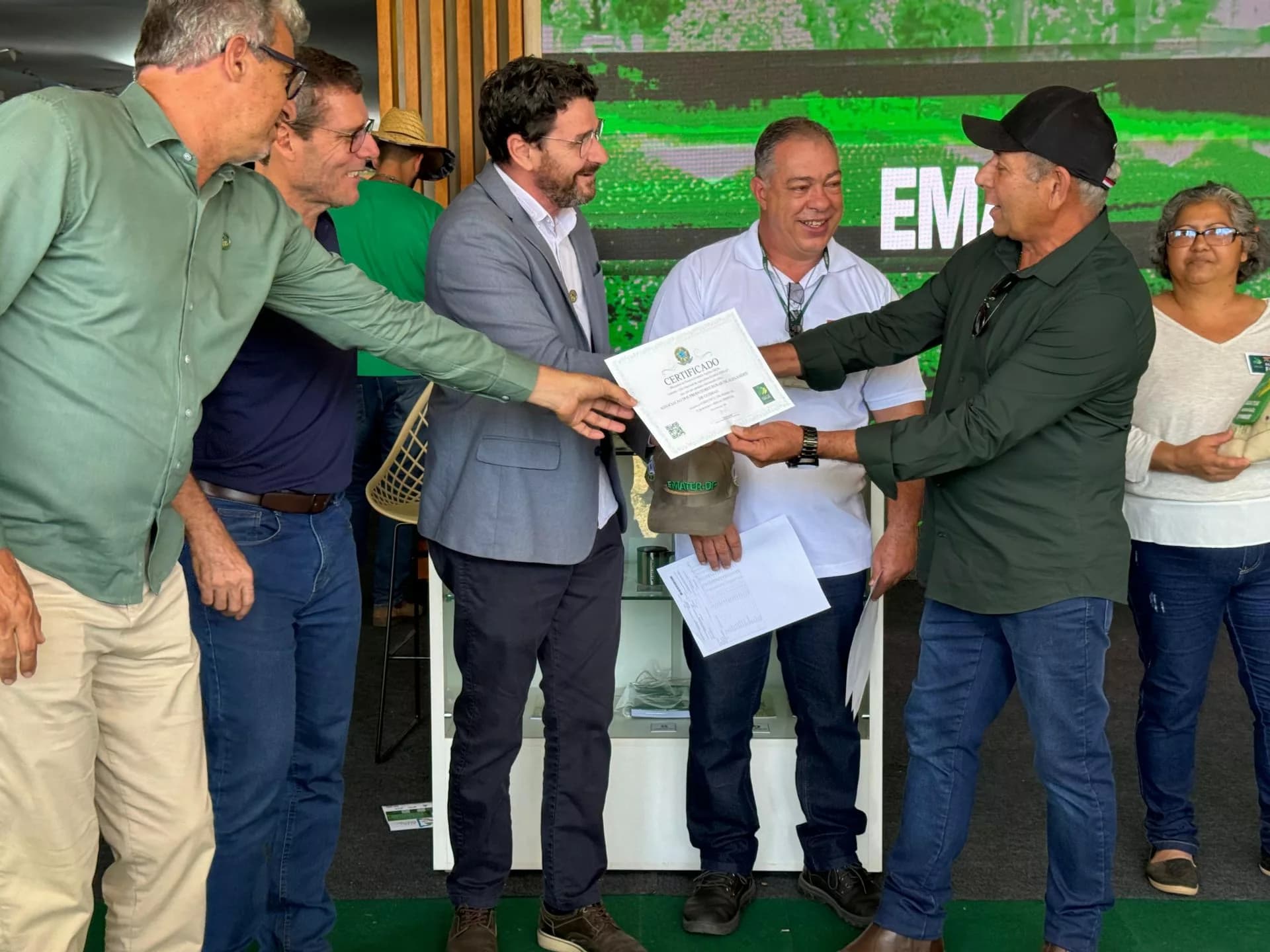 Selo da Agricultura Familiar é entregue a produtores rurais durante a AgroBrasília 2024