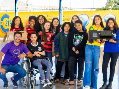 Estudantes de Santa Maria criam caixa robótica que dá voz a colega com paralisia cerebral