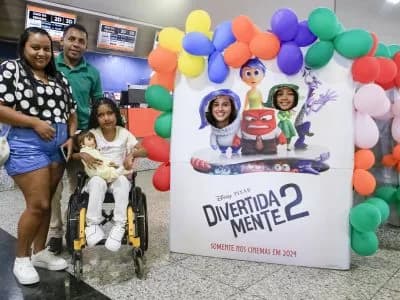 Equipe do HRSM realiza sonho de criança internada ao levá-la ao cinema pela primeira vez